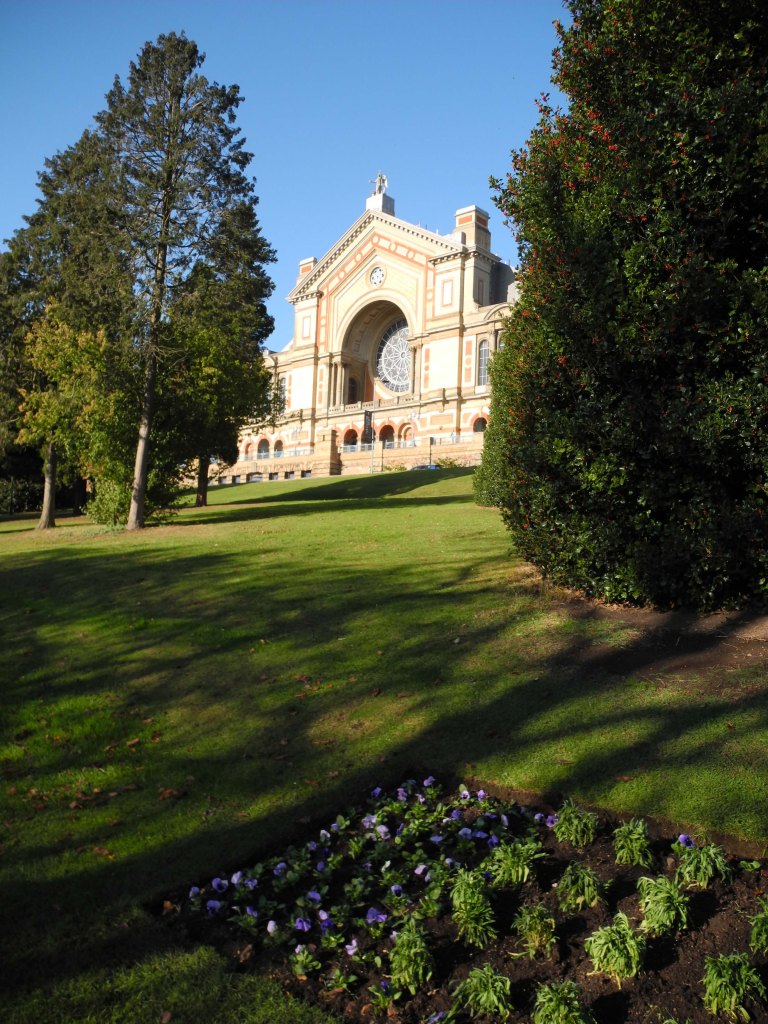 Towards the trees to Alexandra Palace