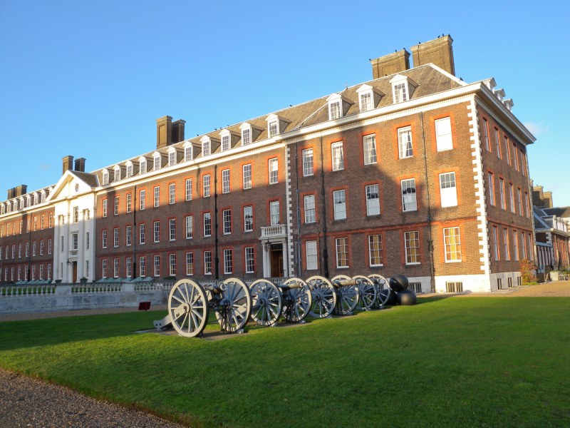 Royal Hospital Chelsea - Front view - cannons