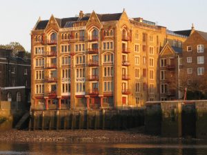 London Runs and Photo Routes - Old Wharf as seen from north bank of Thames - Wapping High Street