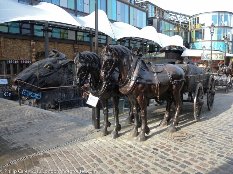 Horse and cart and horse head in Stable Yard