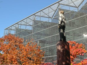 Stephan Balkenhol's wooden “Couple” sculptures on Tooley Street