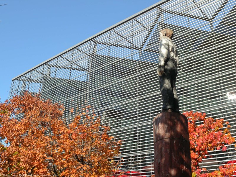 Stephan Balkenhol's wooden “Couple” sculptures on Tooley Street