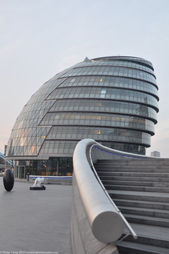 CURVED - City hall by London Bridge