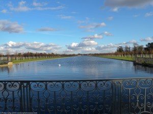 The Long water - Back of Hampton Court Palace -