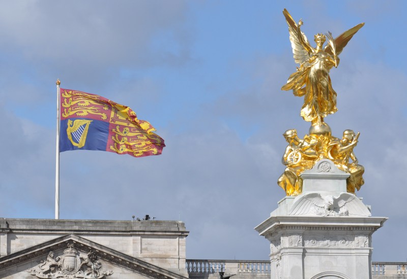 Flag at Buckingham palace and Queen Victoria Memorial